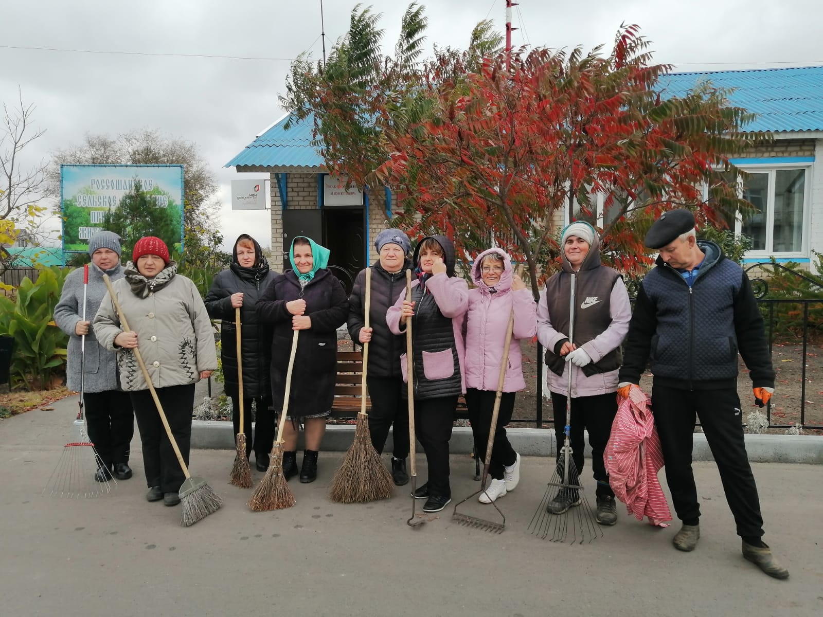 СУББОТНИК ПО БЛАГОУСТРОЙСТВУ СКВЕРА &quot;ЛЮБИМЫЙ УГОЛОК&quot;.